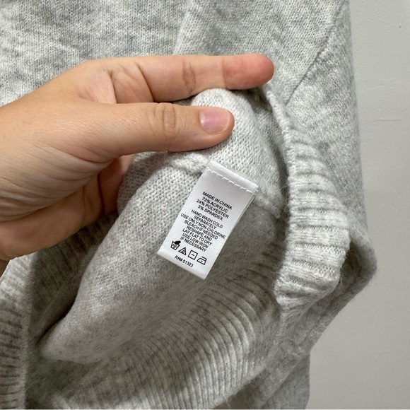 Cece V-Neck Light Grey Knit Polo Sweater Small - Picture 4 of 4